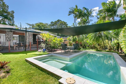 Tropical House, Pool And Extra Bungalow, 4 Bedrooms - Accommodation Broadbeach 1