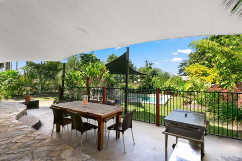 Tropical House, Pool And Extra Bungalow, 4 Bedrooms - Accommodation Broadbeach 2