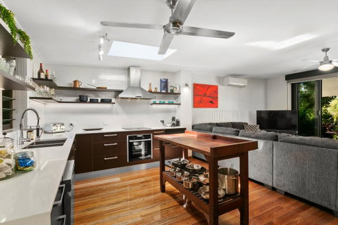 Tropical House, Pool And Extra Bungalow, 4 Bedrooms - Accommodation Broadbeach 3