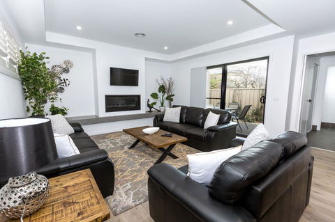 TWO TEN Sleeps 10! Luxury CBD Accommodation - Accommodation Broadbeach 0