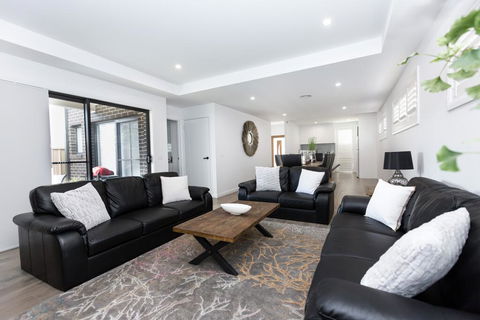 TWO TEN Sleeps 10! Luxury CBD Accommodation - Accommodation Broadbeach 2