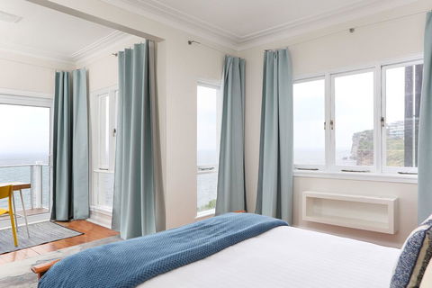 Unbelievable Clifftop Townhouse With Ocean Views - Accommodation Broadbeach 2