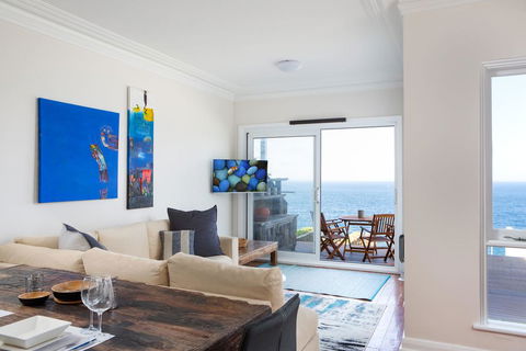Unbelievable Clifftop Townhouse With Ocean Views - Accommodation Broadbeach 1