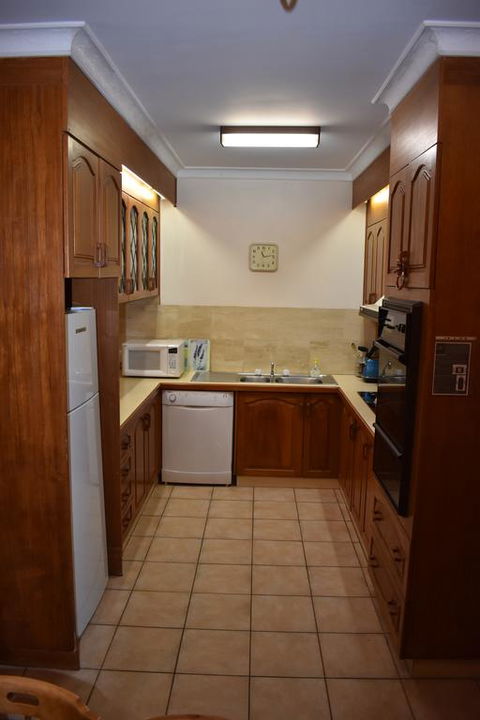 Unit 2, Ballingalla Apartments - Accommodation Broadbeach 3