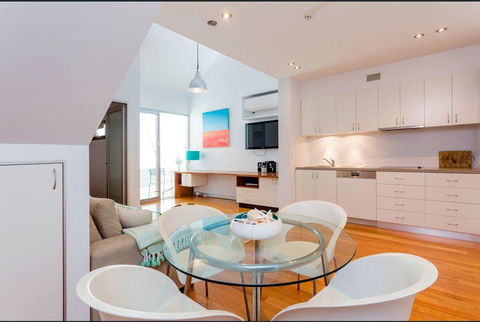 Urban Paradise Minutes From The Markets - Accommodation Broadbeach 2