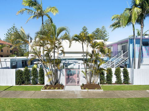 Ventura Beach Motel 2 Bed Poolside - Unit 3 - Accommodation Broadbeach 3
