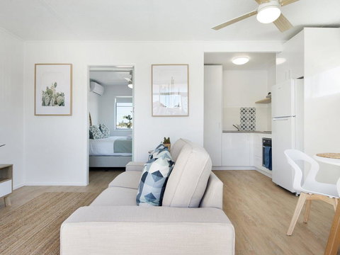 Ventura Beach Motel - 1 Bedroom Unit 8 - Accommodation Broadbeach 0