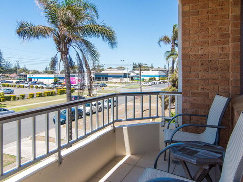 Villa Capri 3, Just A Hop, Skip And Jump To Bowling Club - Accommodation Broadbeach 3