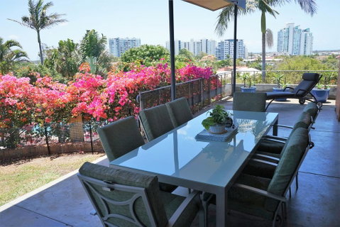 Villa With Views & Pool - Accommodation Broadbeach 2