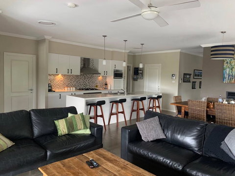 Vintage On The 8th - Accommodation Broadbeach 2