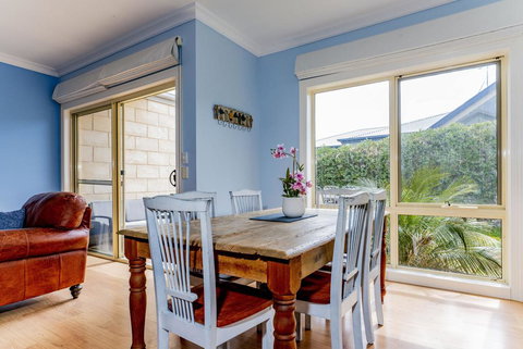 WALKIN ON SUNSHINE - STROLL TO BEACH BREAK - Accommodation Broadbeach 1