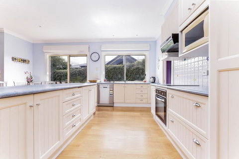 WALKIN ON SUNSHINE - STROLL TO BEACH BREAK - Accommodation Broadbeach 2