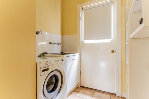 WALKIN' ON SUNSHINE - Accommodation Broadbeach 3