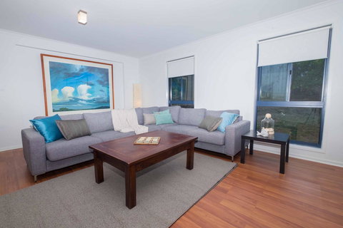 Demure Charm - Accommodation Broadbeach 3