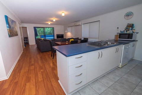 Demure Charm - Accommodation Broadbeach 6