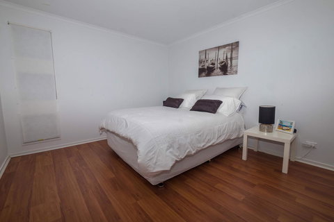 Demure Charm - Accommodation Broadbeach 4