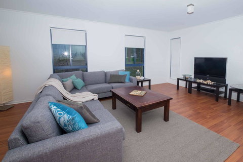 Demure Charm - Accommodation Broadbeach 2