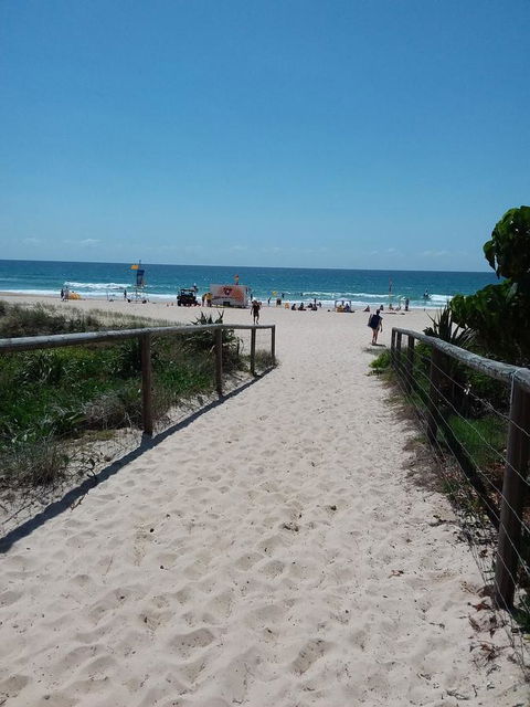 Surfers Chalet - Accommodation Broadbeach 5