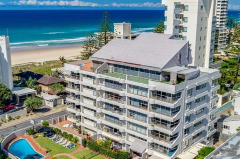 Surfers Chalet - Accommodation Broadbeach 9