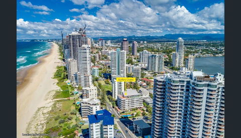 Surfers Chalet - Accommodation Broadbeach 12