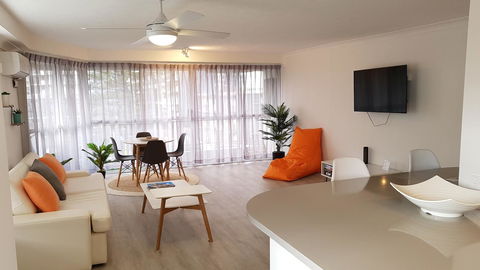 Surfers Chalet - Accommodation Broadbeach 11