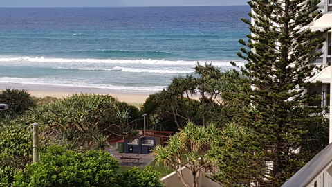 Surfers Chalet - Accommodation Broadbeach 23