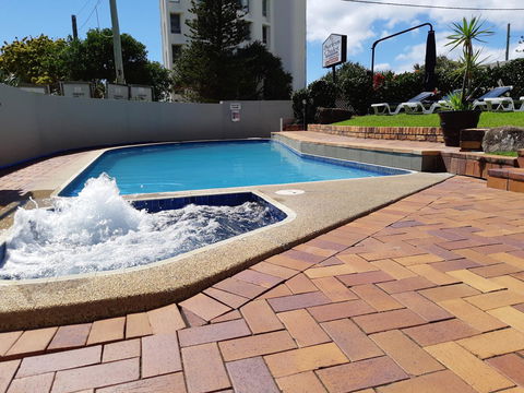 Surfers Chalet - Accommodation Broadbeach 3
