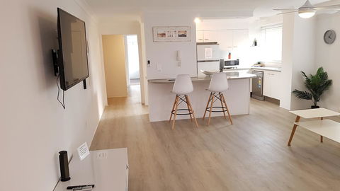 Surfers Chalet - Accommodation Broadbeach 10
