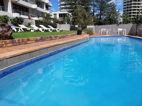 Surfers Chalet - Accommodation Broadbeach 7