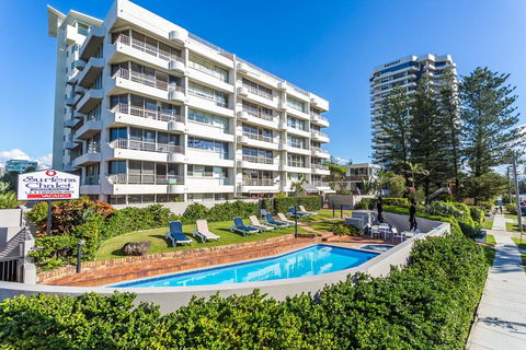 Surfers Chalet - Accommodation Broadbeach 0