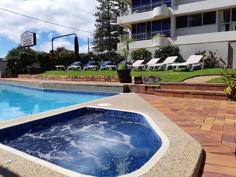 Surfers Chalet - Accommodation Broadbeach 6
