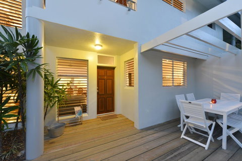 [ ANDY'S BEACH HOUSE ] - Accommodation Broadbeach 7