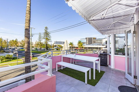 The Pink Hotel Coolangatta - Accommodation Broadbeach 6