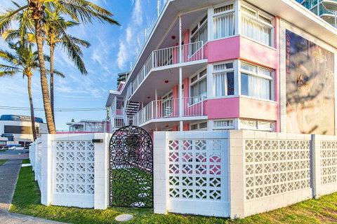 The Pink Hotel Coolangatta - Accommodation Broadbeach 1