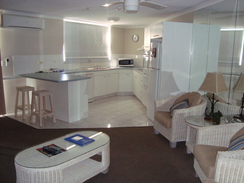 Grosvenor Beachfront Apartments Surfers Paradise - Accommodation Broadbeach 14