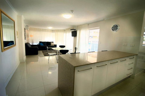 Grosvenor Beachfront Apartments Surfers Paradise - Accommodation Broadbeach 3
