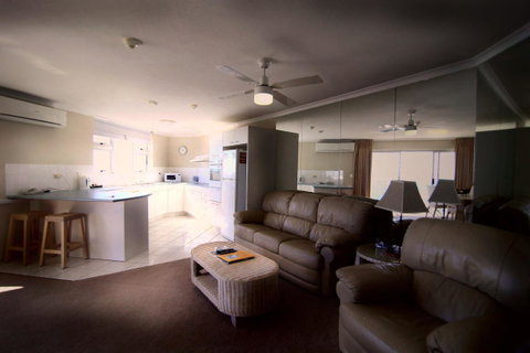 Grosvenor Beachfront Apartments Surfers Paradise - Accommodation Broadbeach 9
