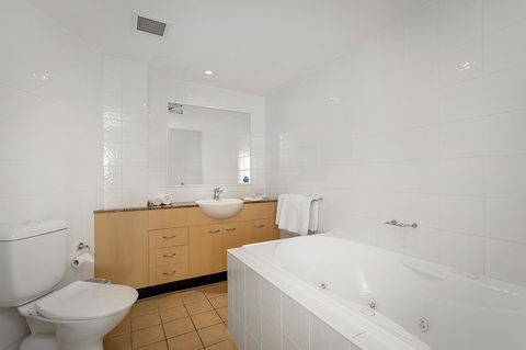 Kirra Beach Apartments - Accommodation Broadbeach 30