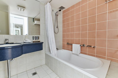 Novotel Cairns Oasis Resort - Accommodation Broadbeach 2