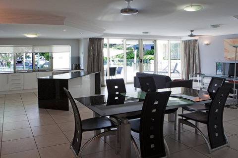 Waters Edge Apartment Cairns - Accommodation Broadbeach 2