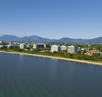 Holiday Inn Cairns Harbourside - Accommodation Broadbeach