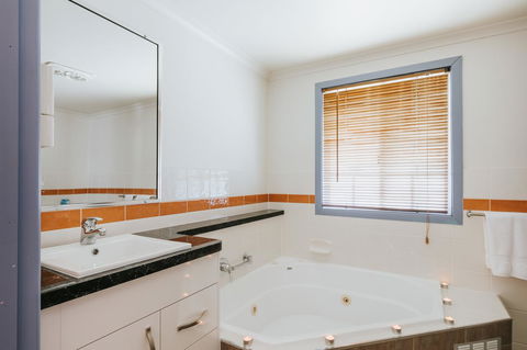 Apple Blossom Cottages - Accommodation Broadbeach 9