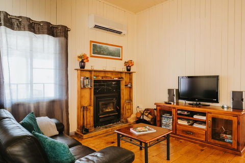 Apple Blossom Cottages - Accommodation Broadbeach 6
