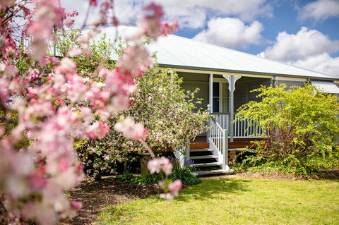 Apple Blossom Cottages - Accommodation Broadbeach 1