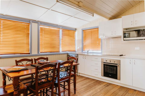 Apple Blossom Cottages - Accommodation Broadbeach 7