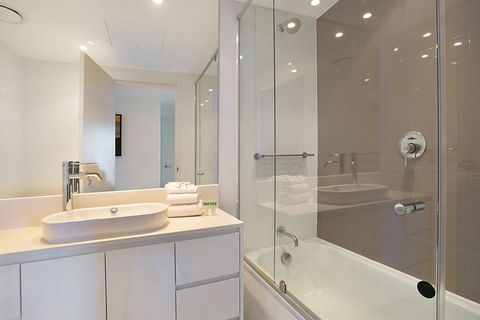 Number 1 H Residences - WiFi, Parking & More By Gold Coast Holidays - Accommodation Broadbeach 3