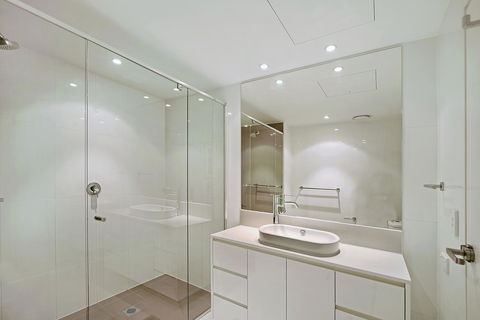 Number 1 H Residences - WiFi, Parking & More By Gold Coast Holidays - Accommodation Broadbeach 12