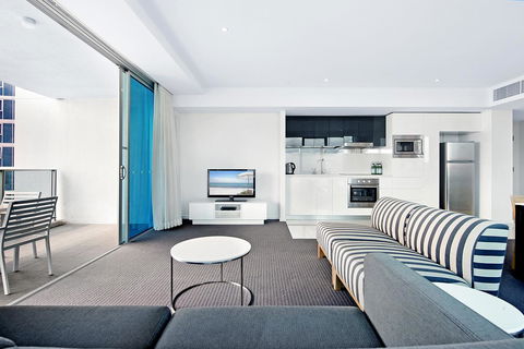 Number 1 H Residences - WiFi, Parking & More By Gold Coast Holidays - Accommodation Broadbeach 34