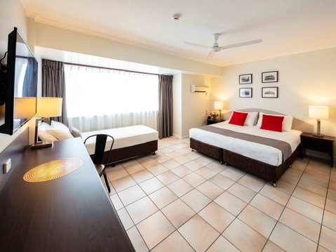 Hides Hotel - Accommodation Broadbeach 1