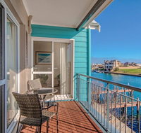 Waters Edge Apartment with Jetty - Accommodation Broadbeach